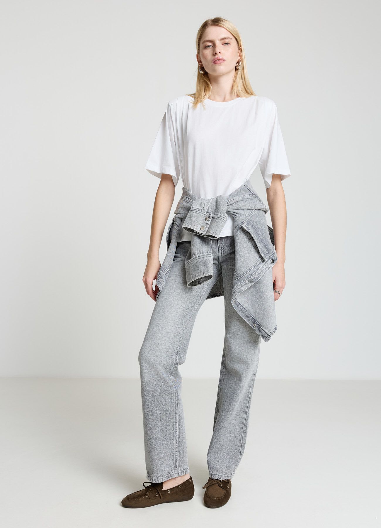T-shirt con pieghe sulle spalle