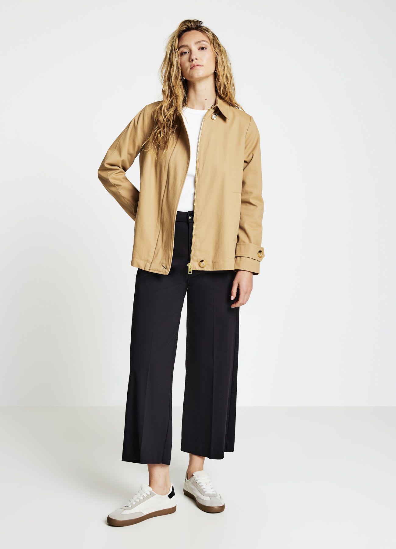 Trench corto con colletto classico