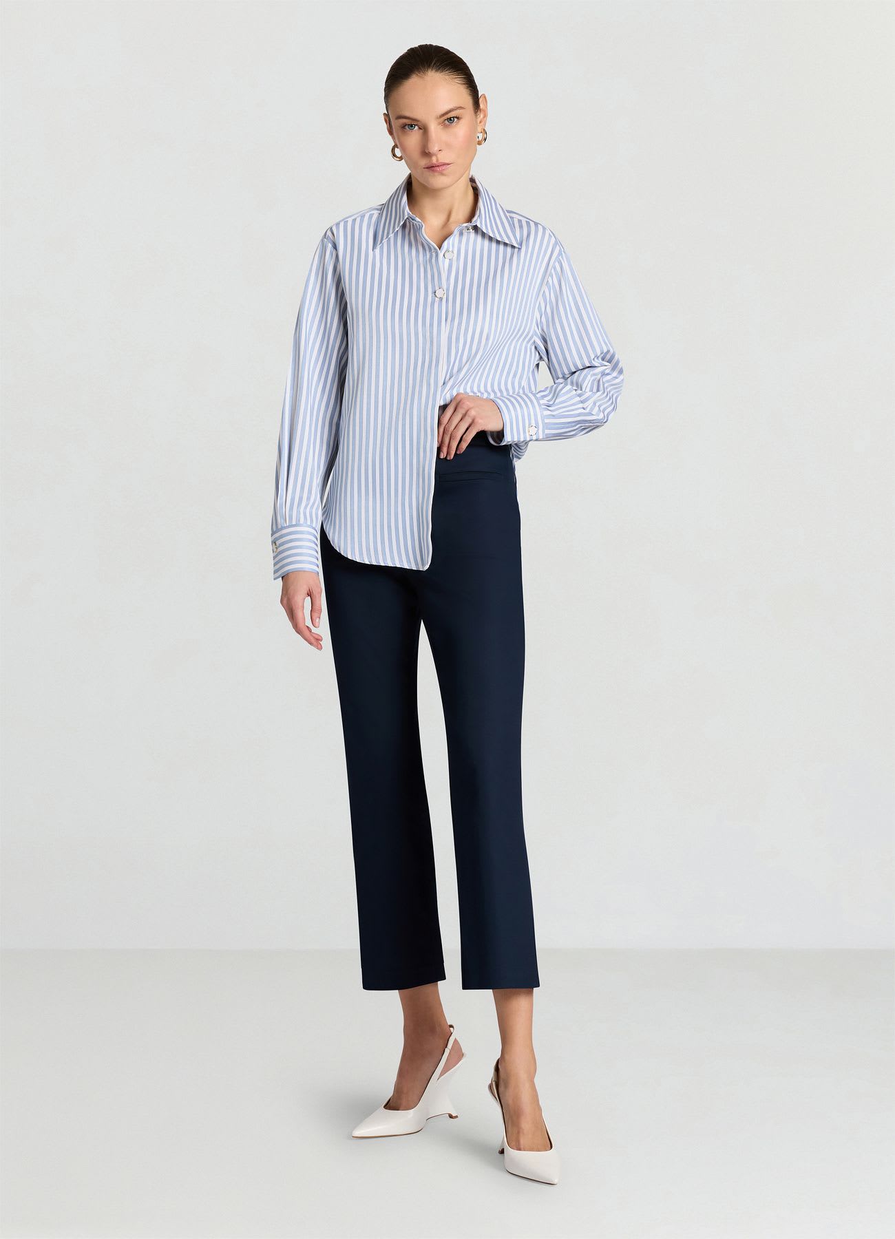 Pantaloni cropped flare tinta unita
