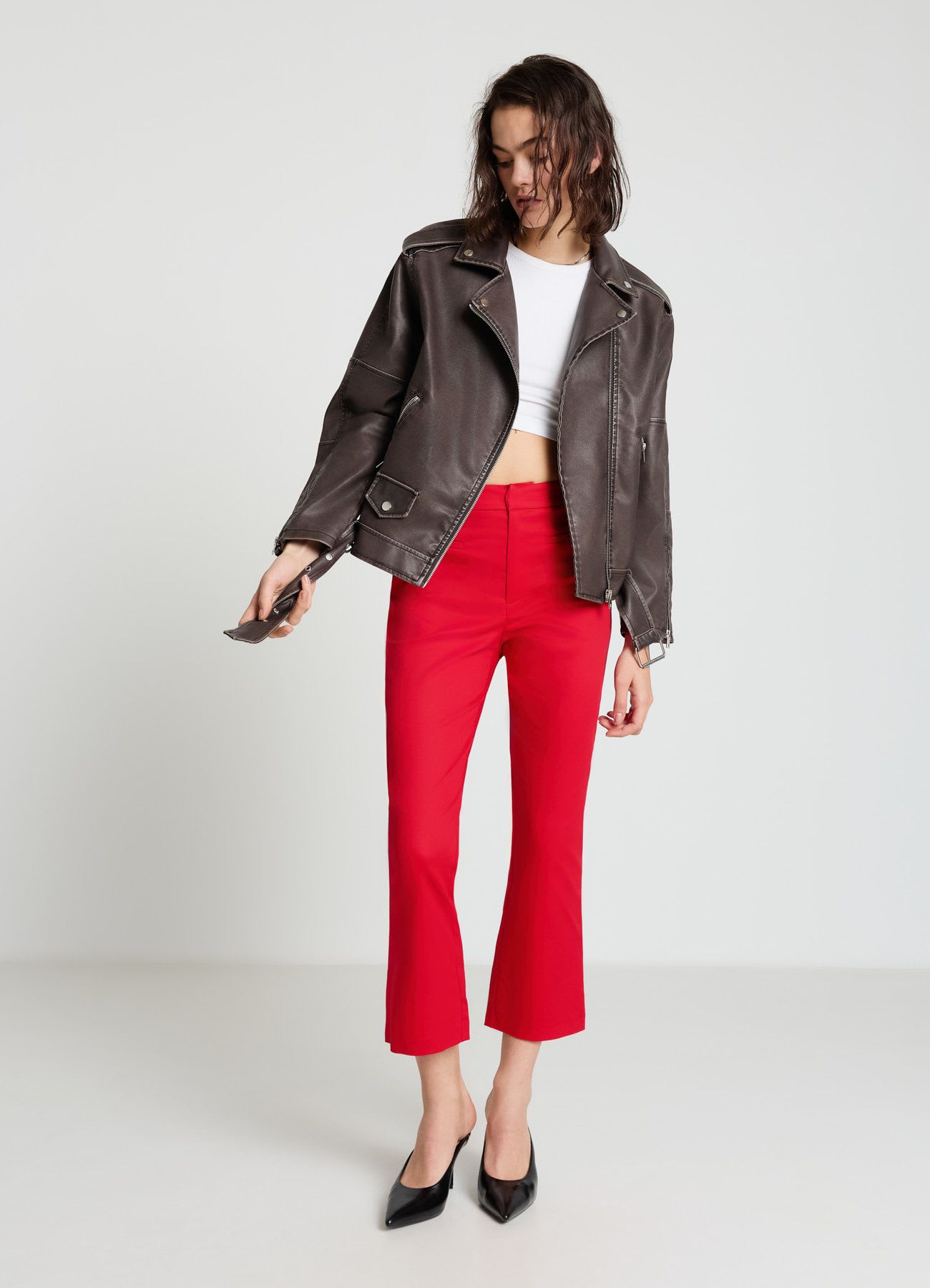 Pantaloni cropped flare tinta unita