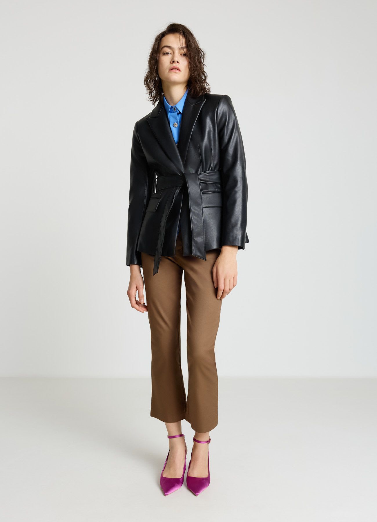 Pantaloni cropped flare tinta unita