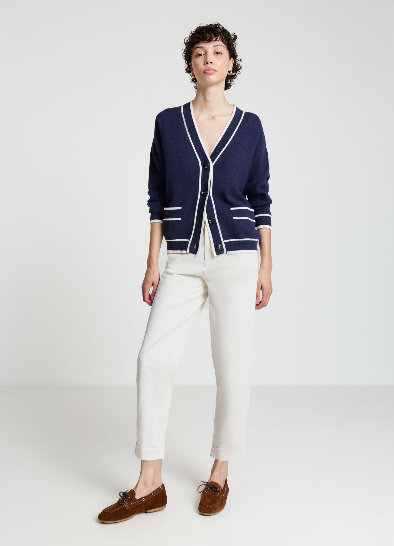 Cardigan con profili a contrasto e scollo a V