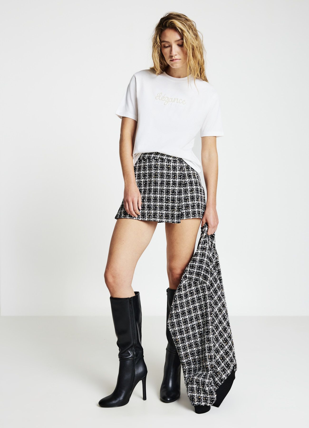 T-shirt con scritta ricamata con perle