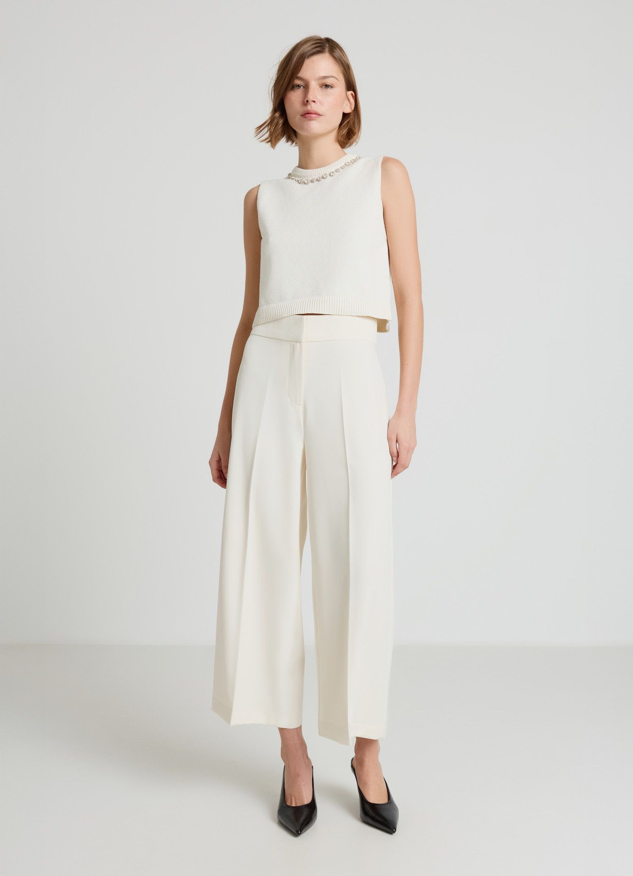Gilet con applicazioni al collo