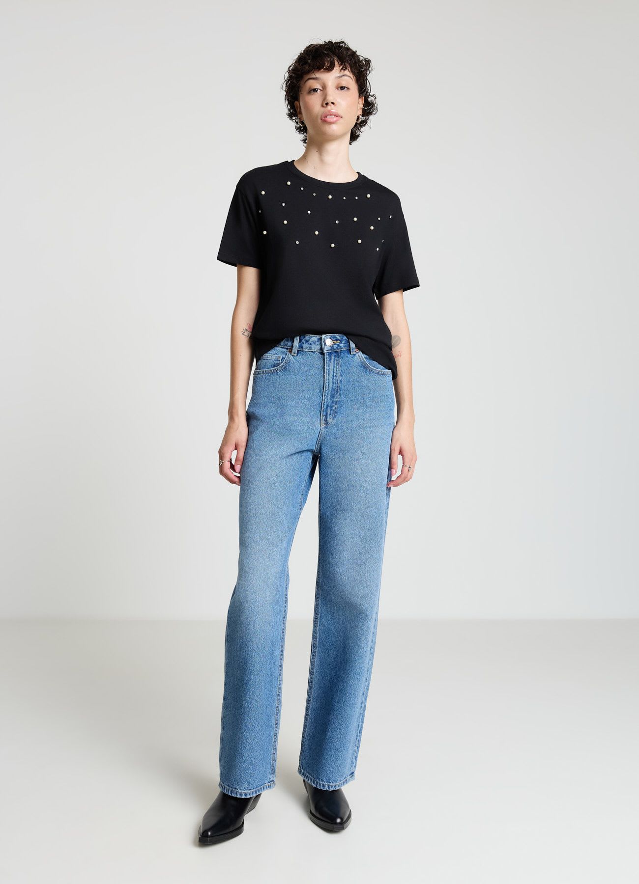 T-shirt con applicazioni di perle e strass