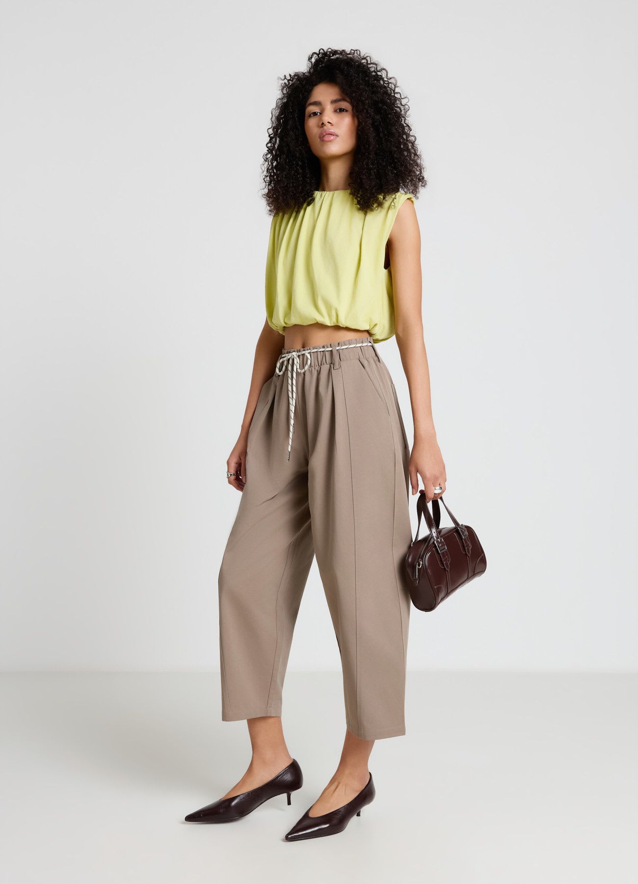 Top con scollo arricciato e fondo con elastico