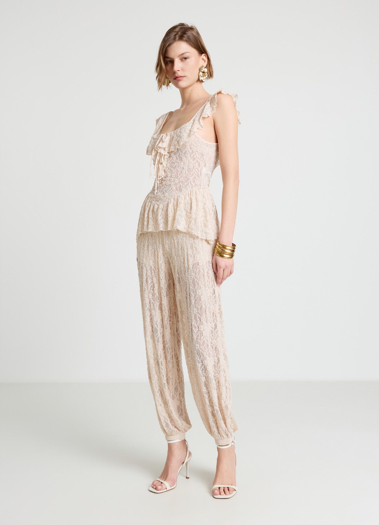 Top in pizzo con volant