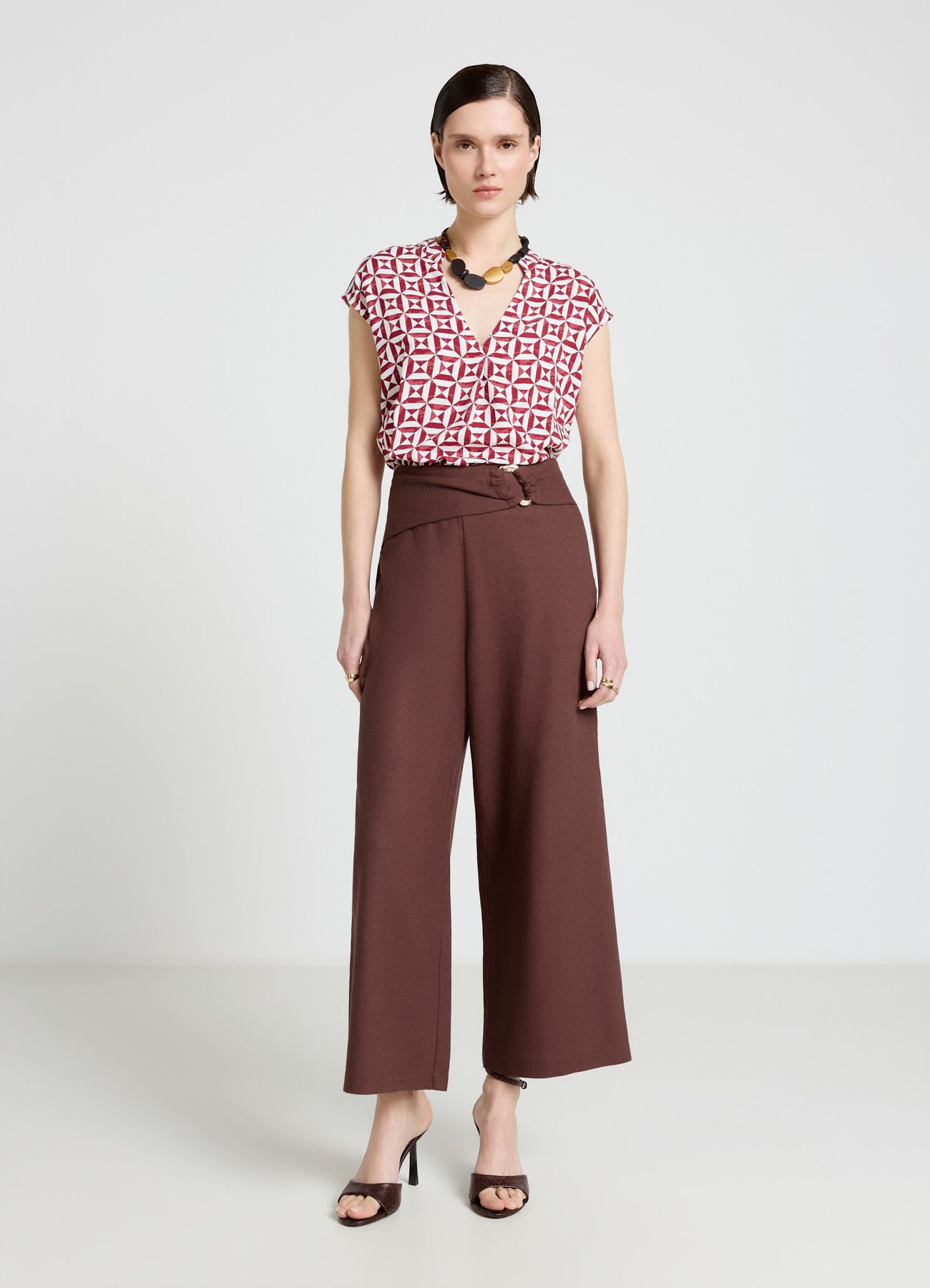 Camicia con stampa geometrica e scollo a V