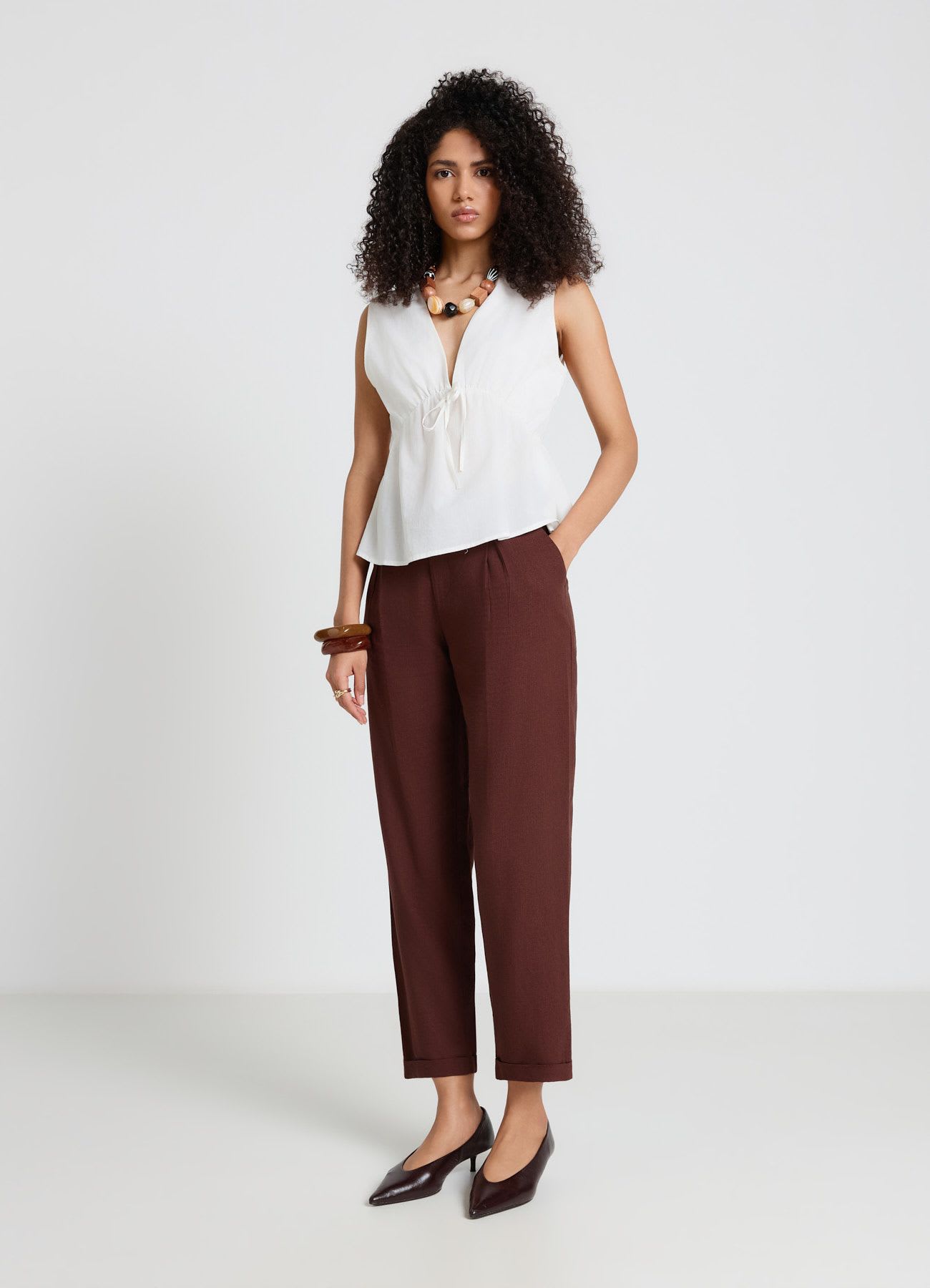 Pantaloni con pince in misto lino