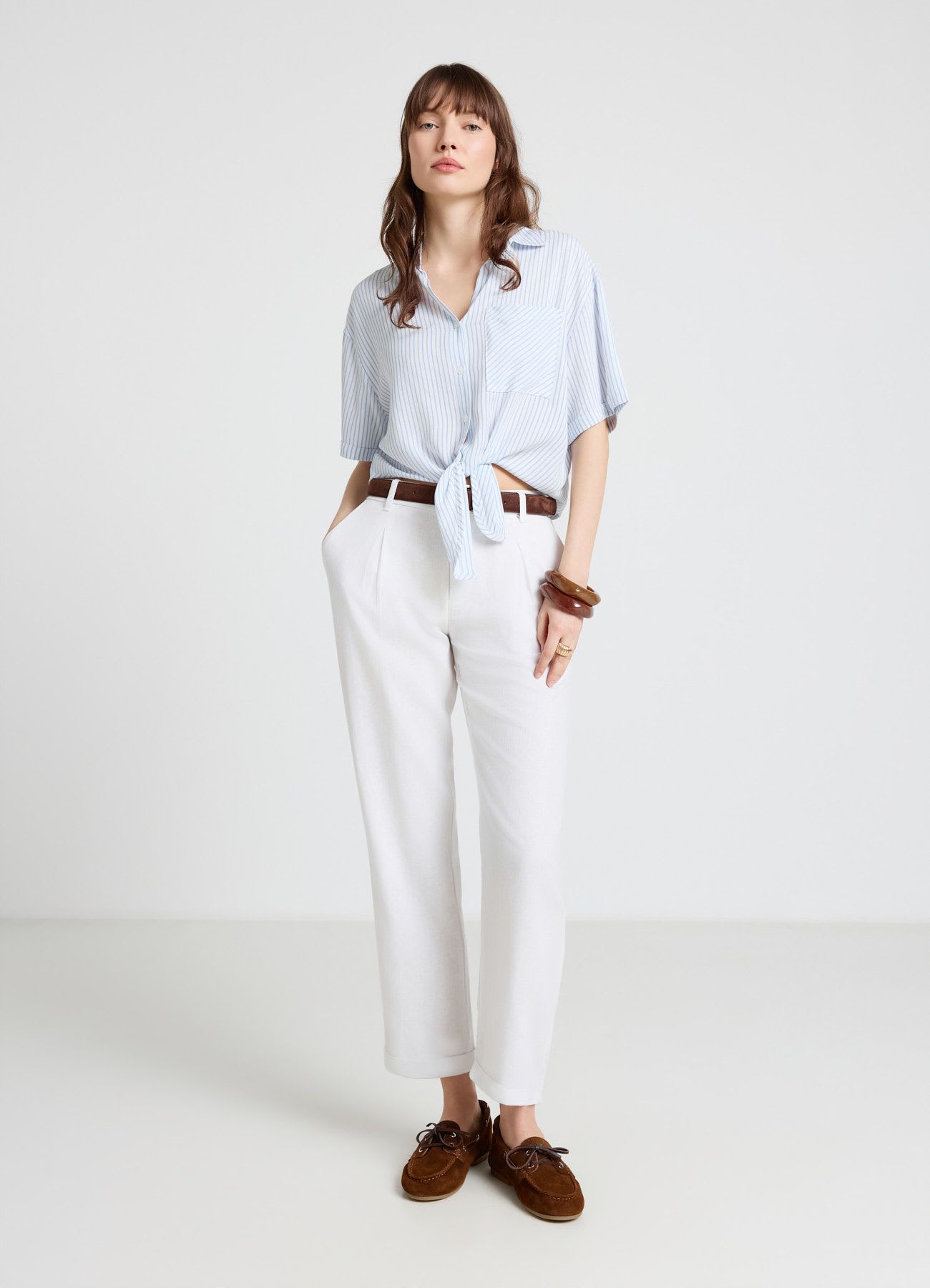 Pantaloni con pince in misto lino