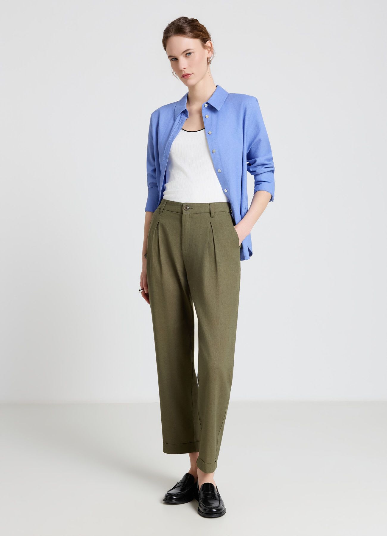Pantaloni con pences e tasche alla francese a tinta unita