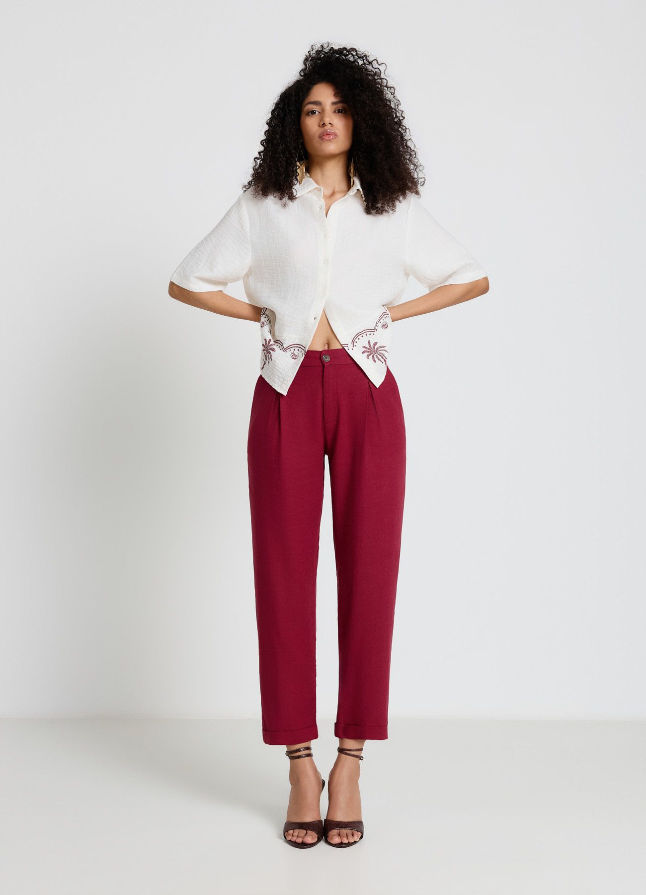 Pantaloni con pince in misto lino