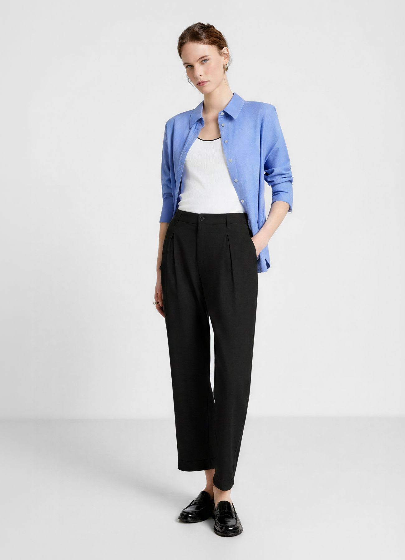 Pantaloni con pince in misto lino