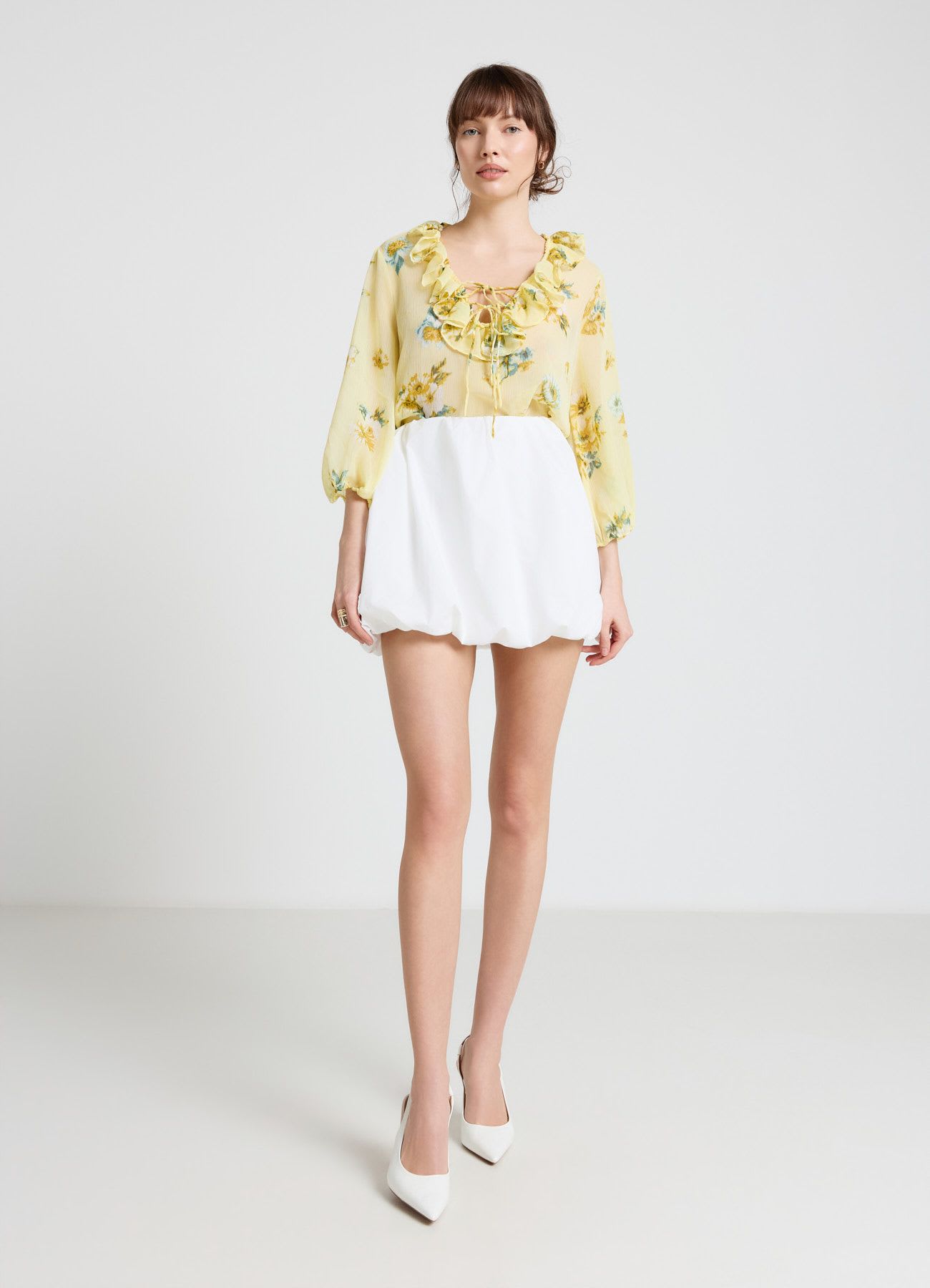 Blusa con volant e laccetti a stampa floreale