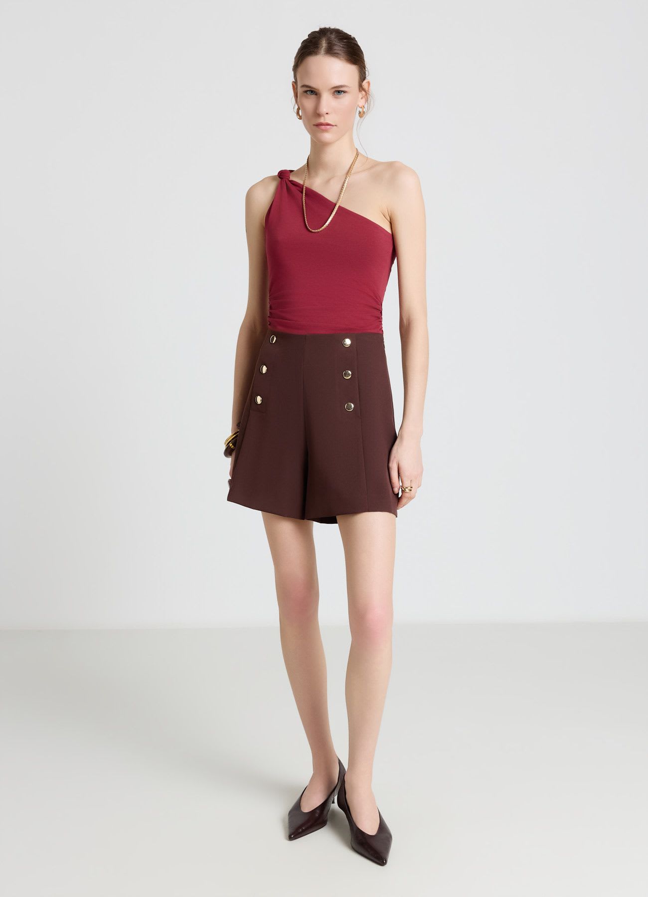 Shorts con bottoni decorativi