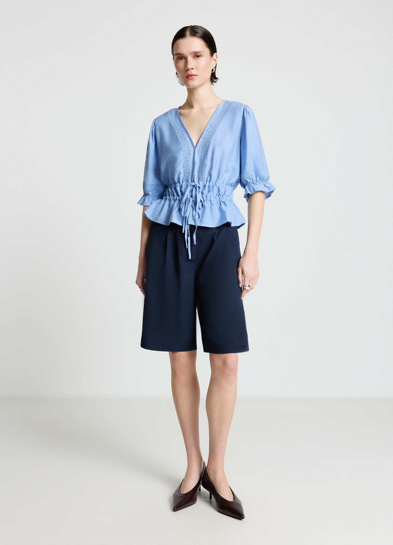 Blusa ajour con scollo a v e laccetti