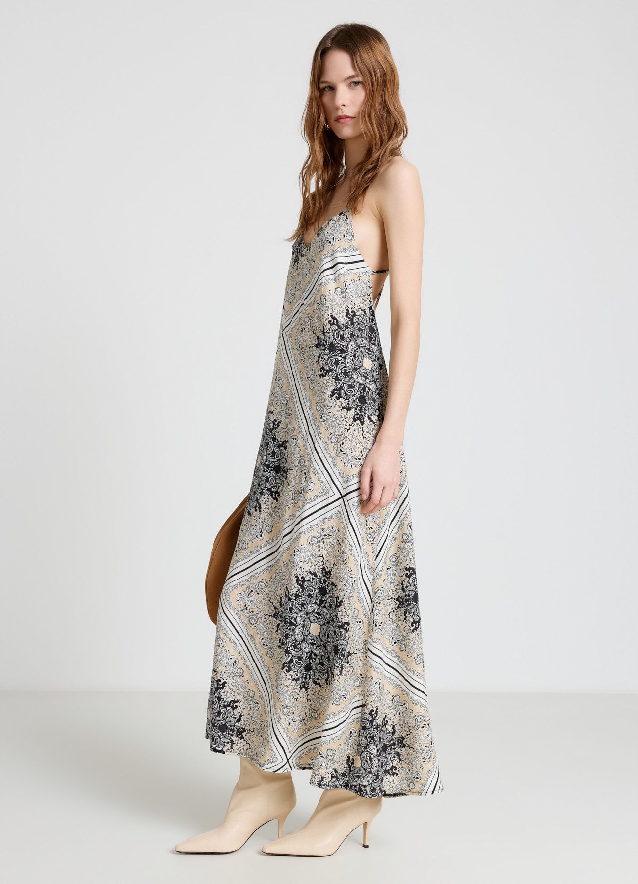 Vestito lungo con stampa bandana e spalline incrociate
