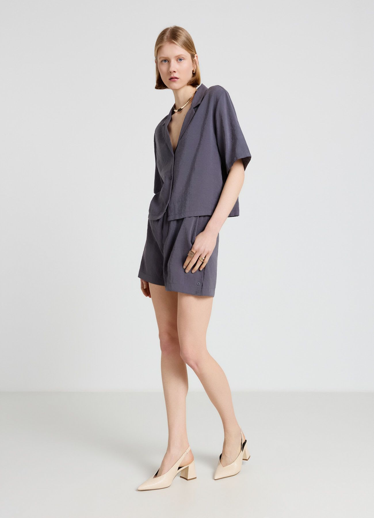Shorts con vita elasticizzata e bottoni al fondo