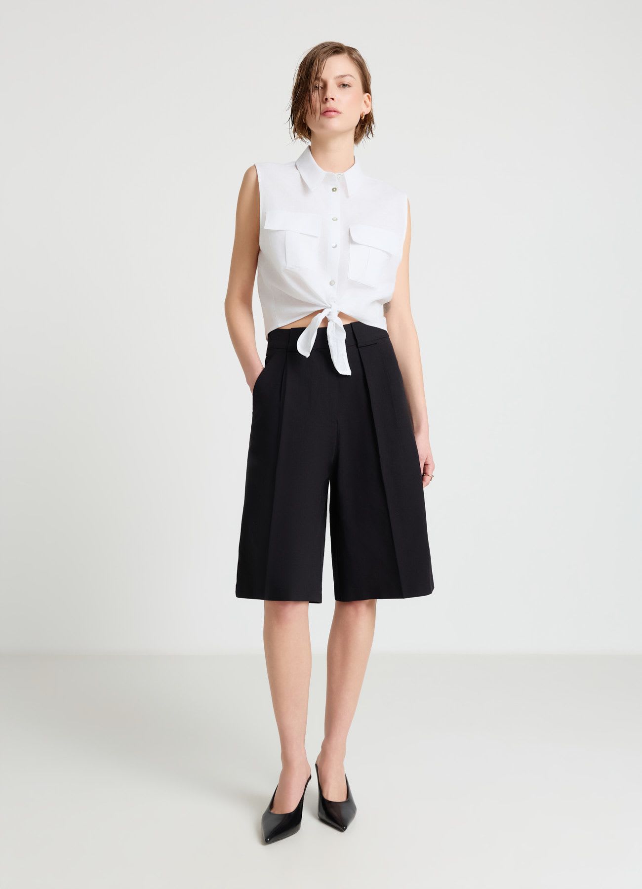 Camicia smanicata in lino con nodo