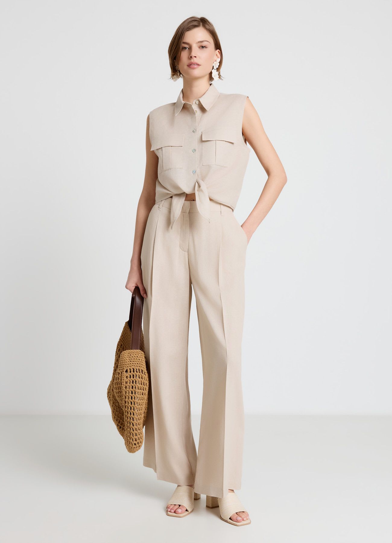 Camicia smanicata in lino con nodo