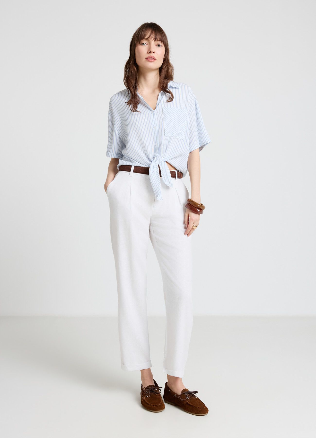 Camicia a righe con nodo frontale