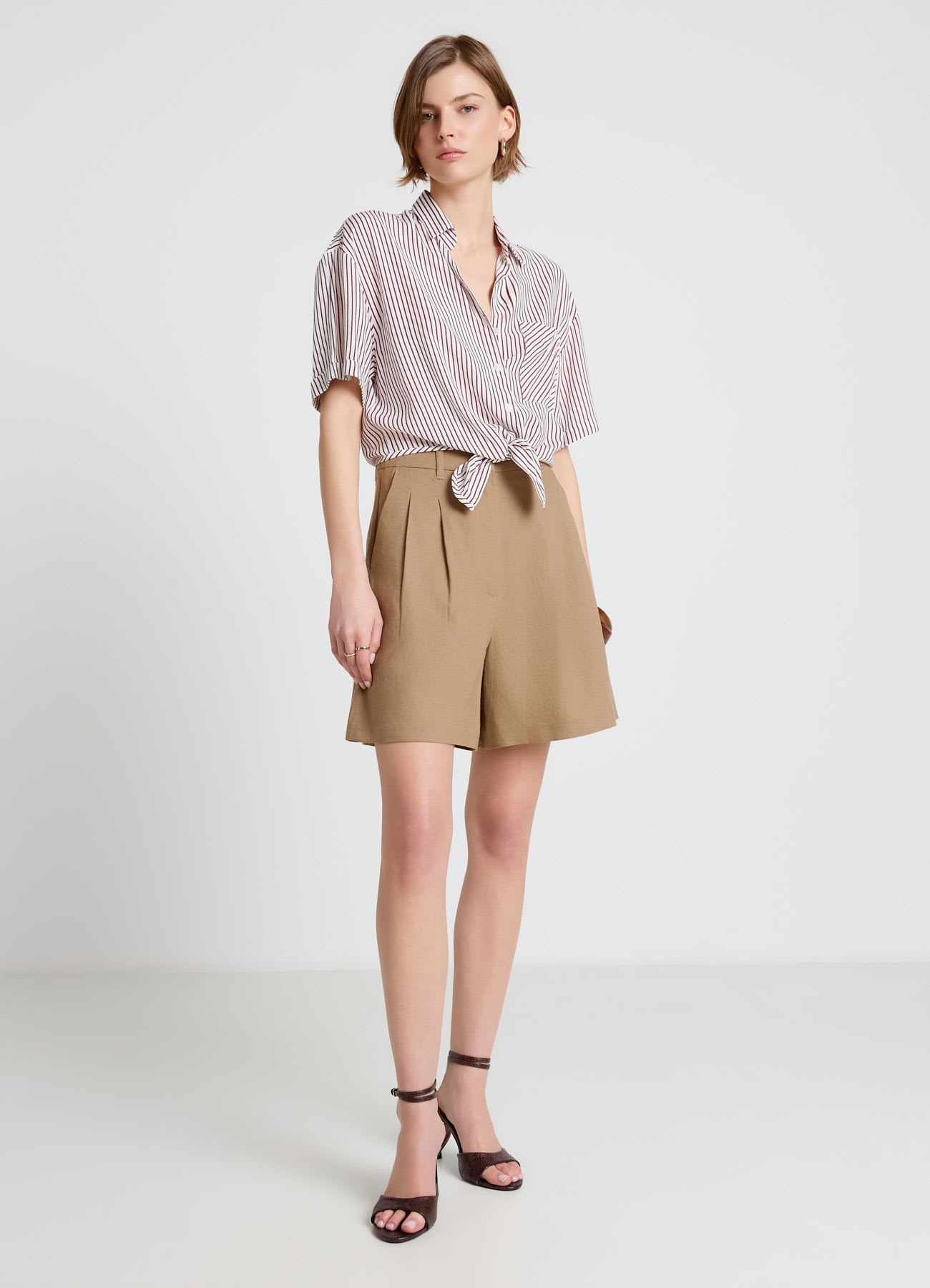 Camicia a righe con nodo frontale