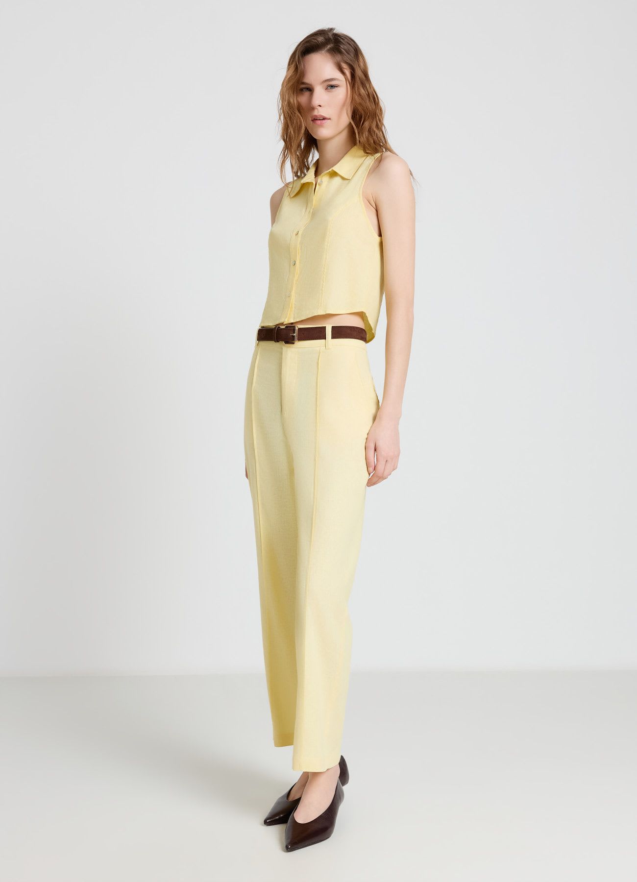 Pantaloni straight con nervatura a tinta unita