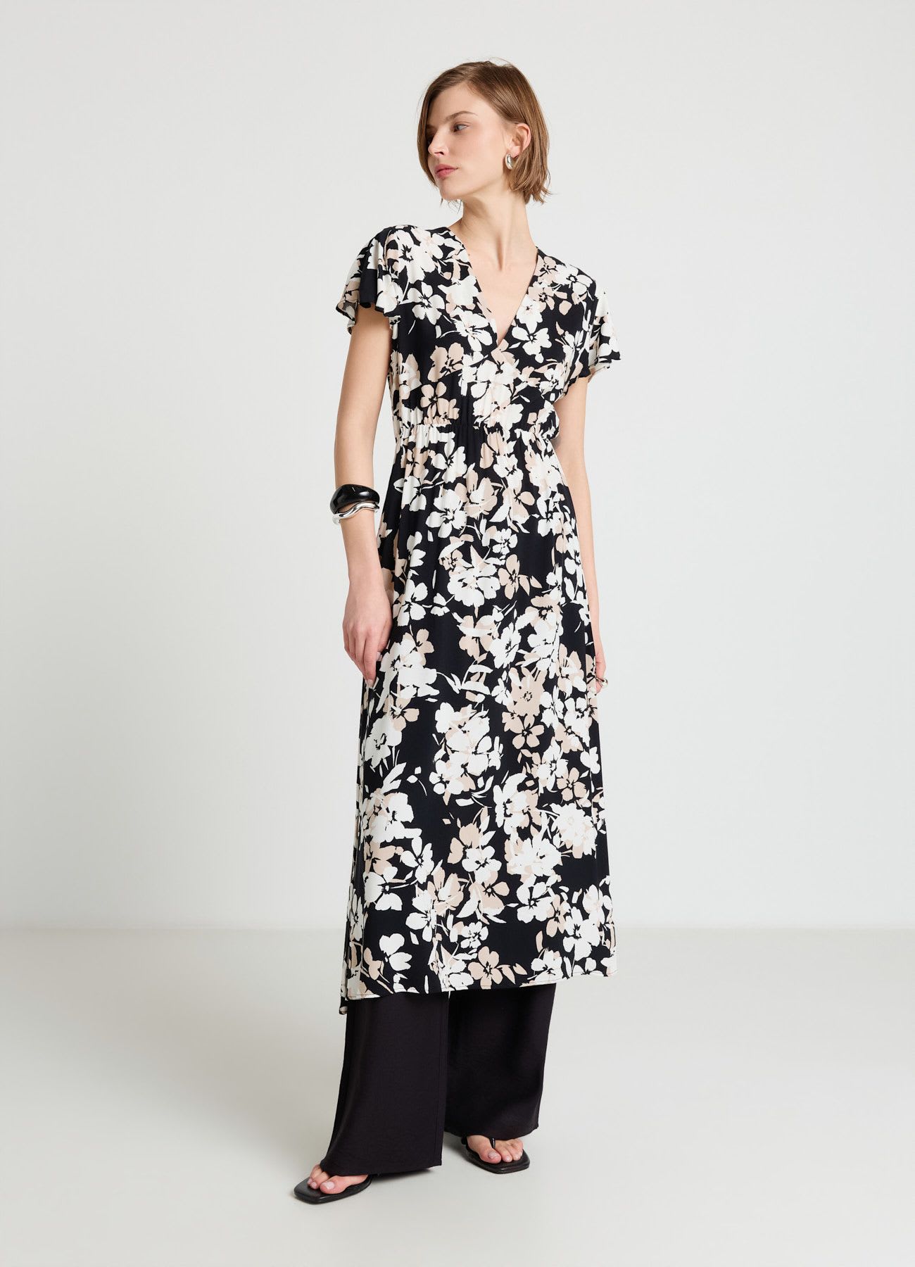 Vestito midi con stampa fiori e scollo a V
