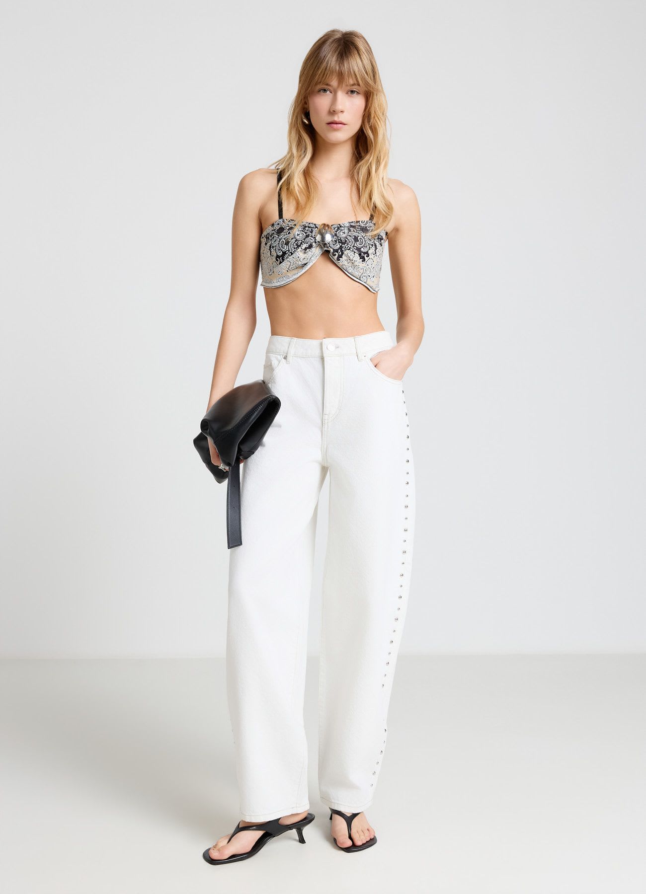 Jeans barrel con borchie laterali