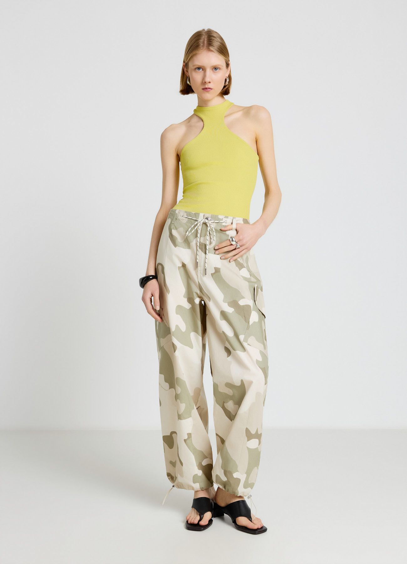 Top a costine con scollo all’americana