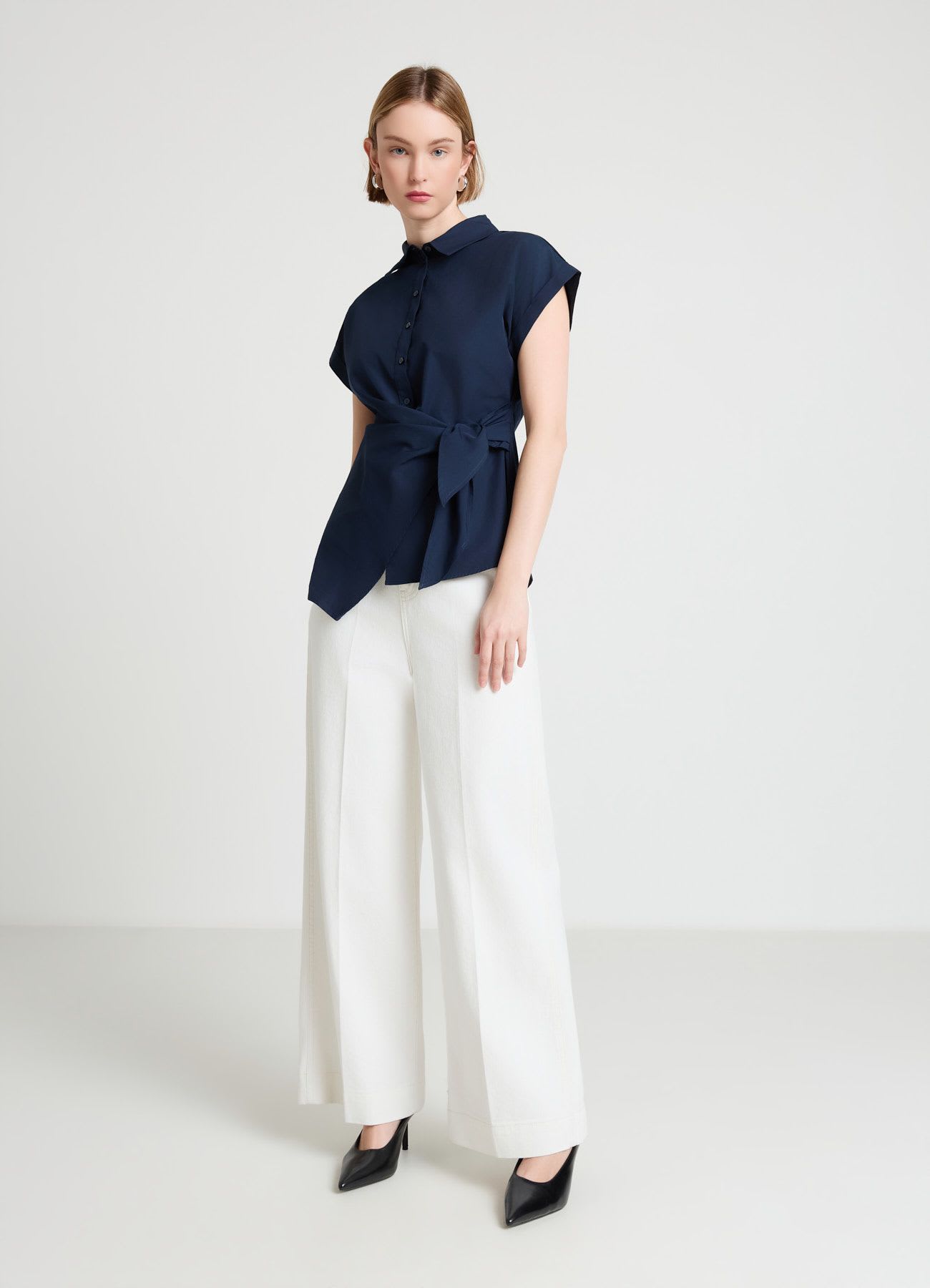 Camicia con nodo sul fianco e mezza abbottonatura