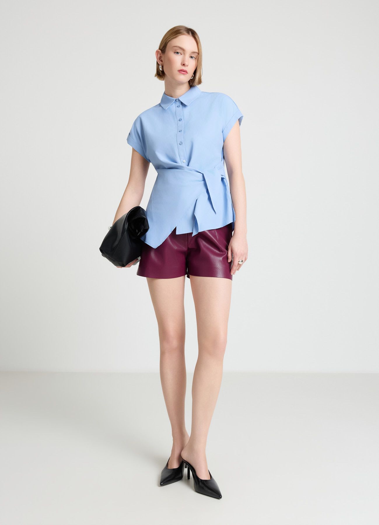 Camicia con nodo sul fianco e mezza abbottonatura