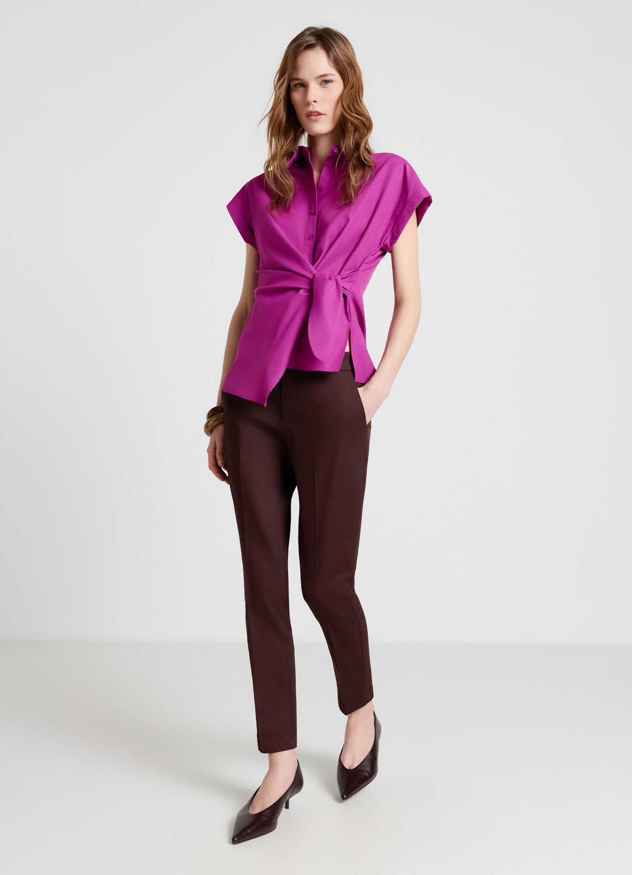 Camicia con nodo sul fianco e mezza abbottonatura