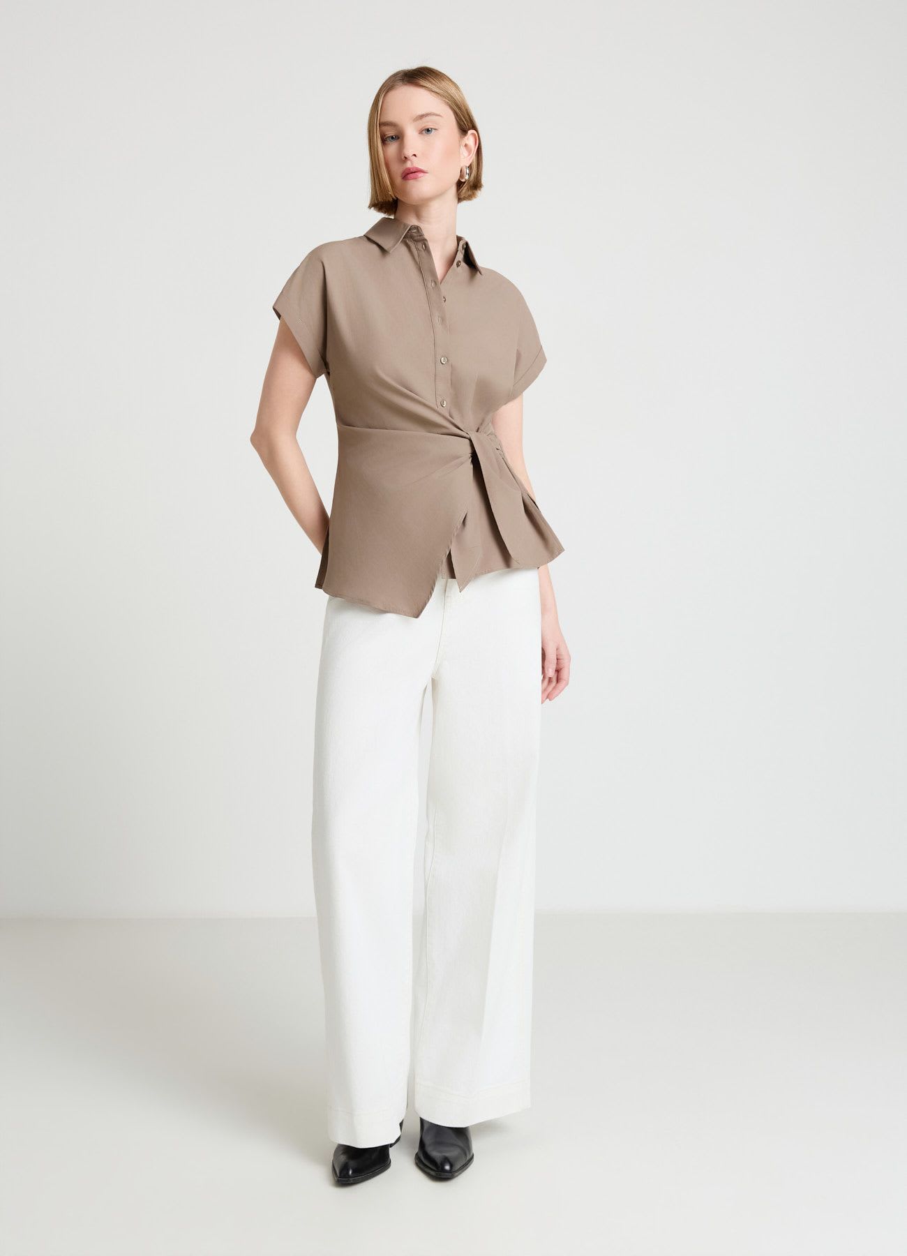 Camicia con nodo sul fianco e mezza abbottonatura