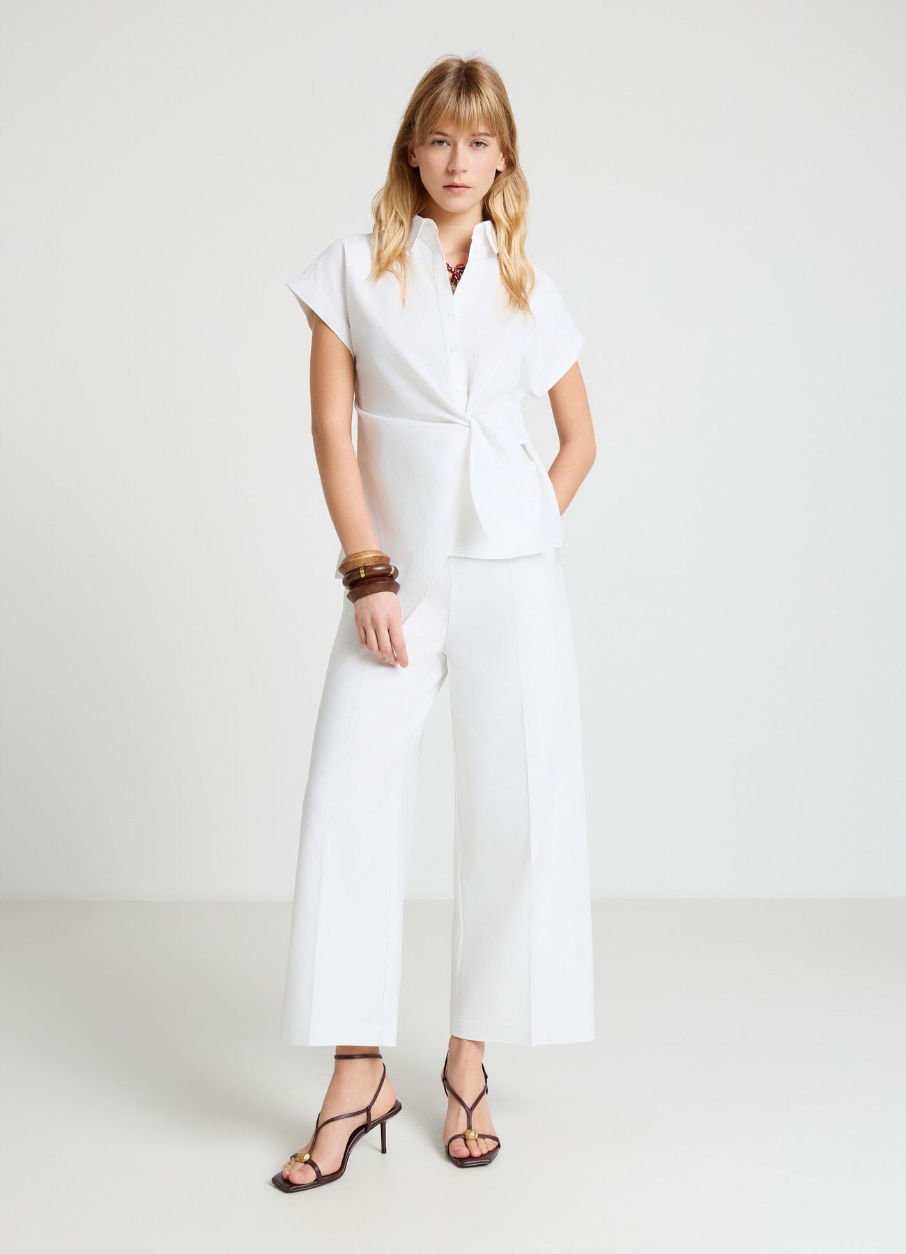 Camicia con nodo sul fianco e mezza abbottonatura