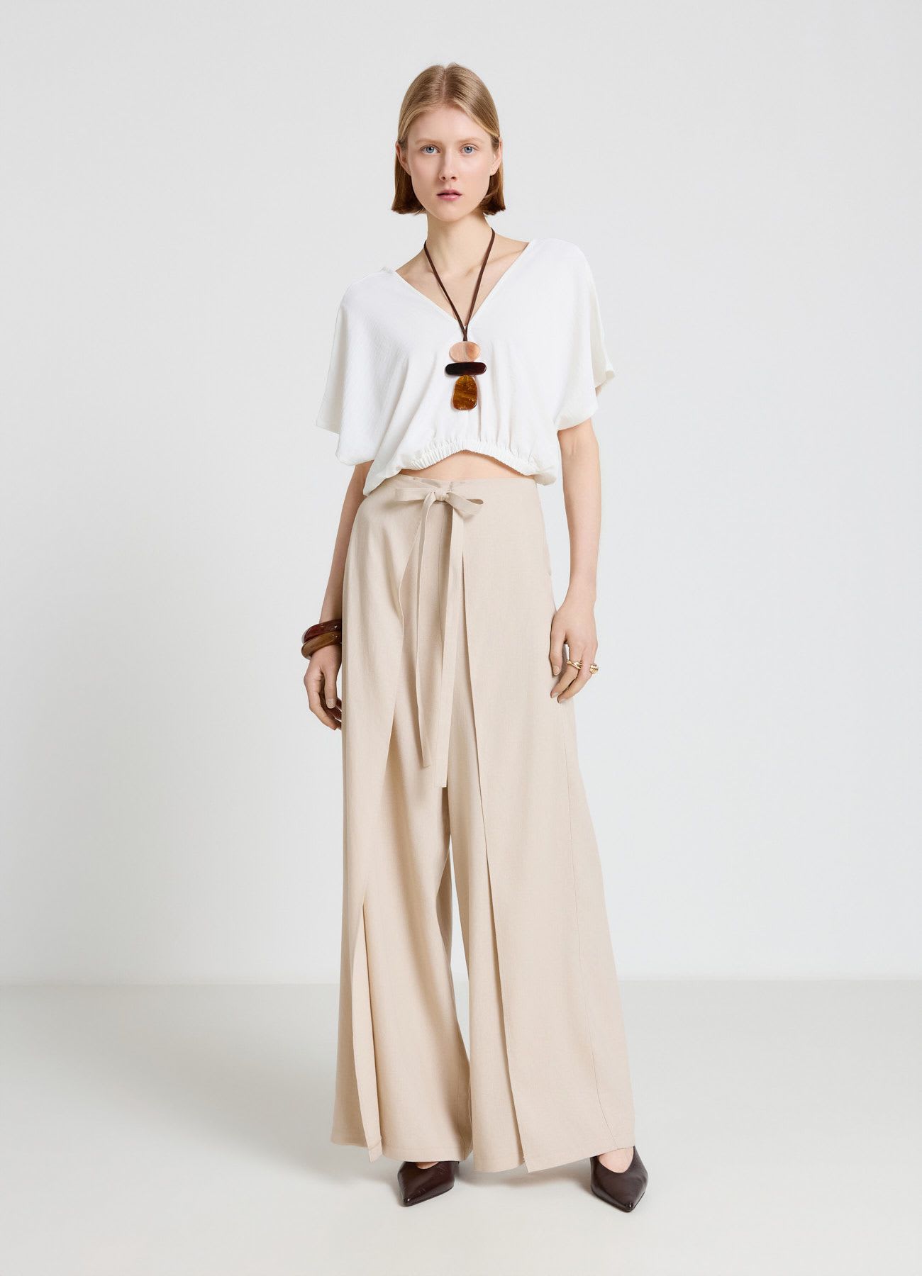 Blusa con scollo a V e orlo con elastico