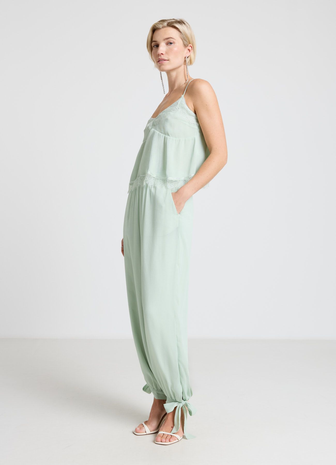 Top con balze e inserti in pizzo