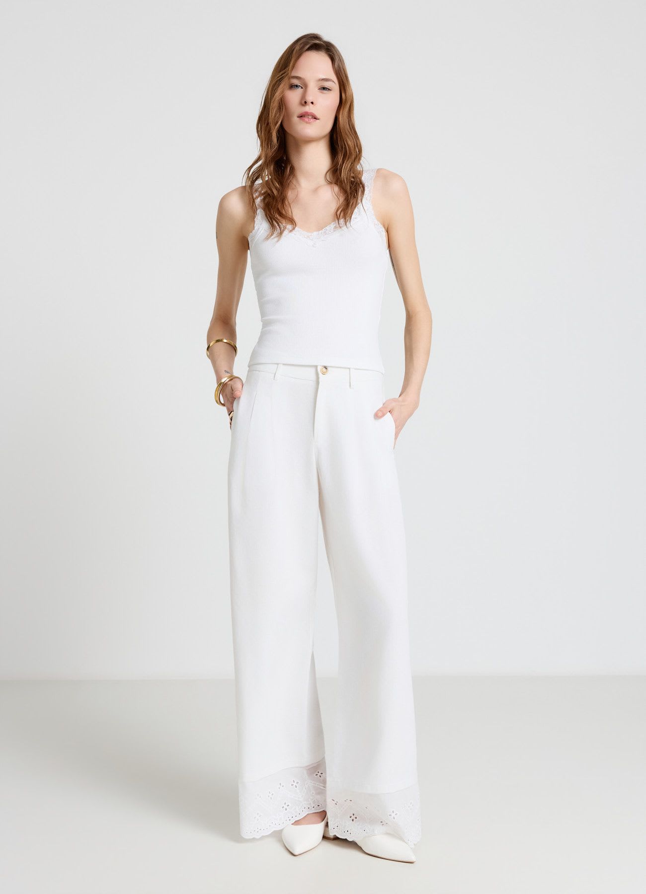 Top a costine con scollo in pizzo