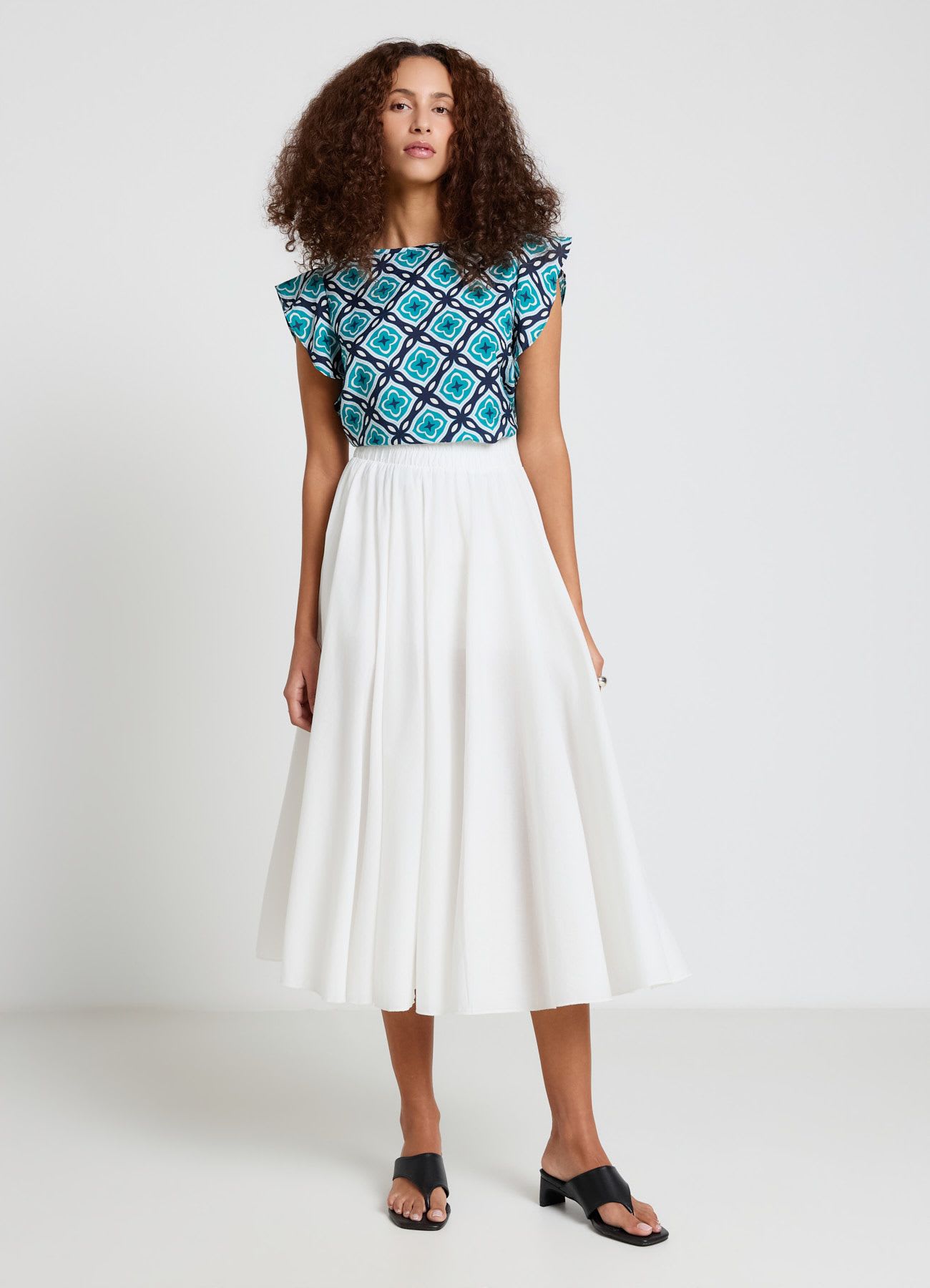Blusa con stampa geometrica e maniche a rouche