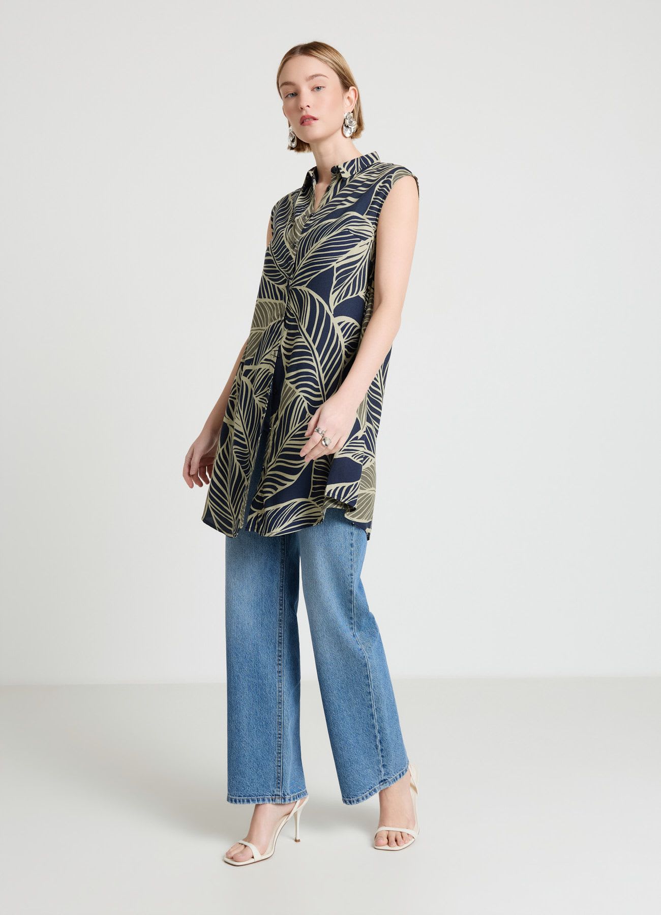 Blusa smanicata con stampa paisley