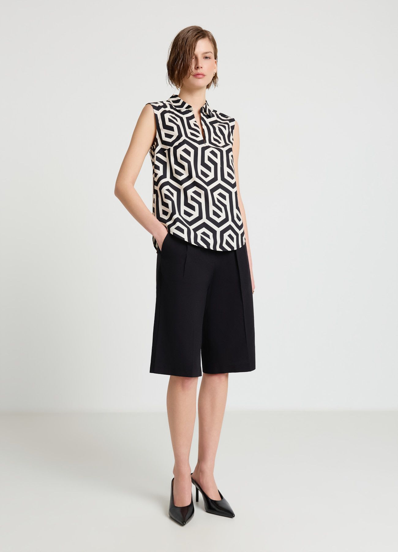 Top smanicato con colletto camicia e stampa geometrica