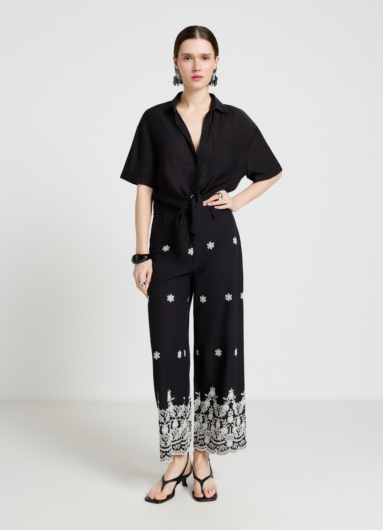 Pantaloni culotte con ricamo floreale