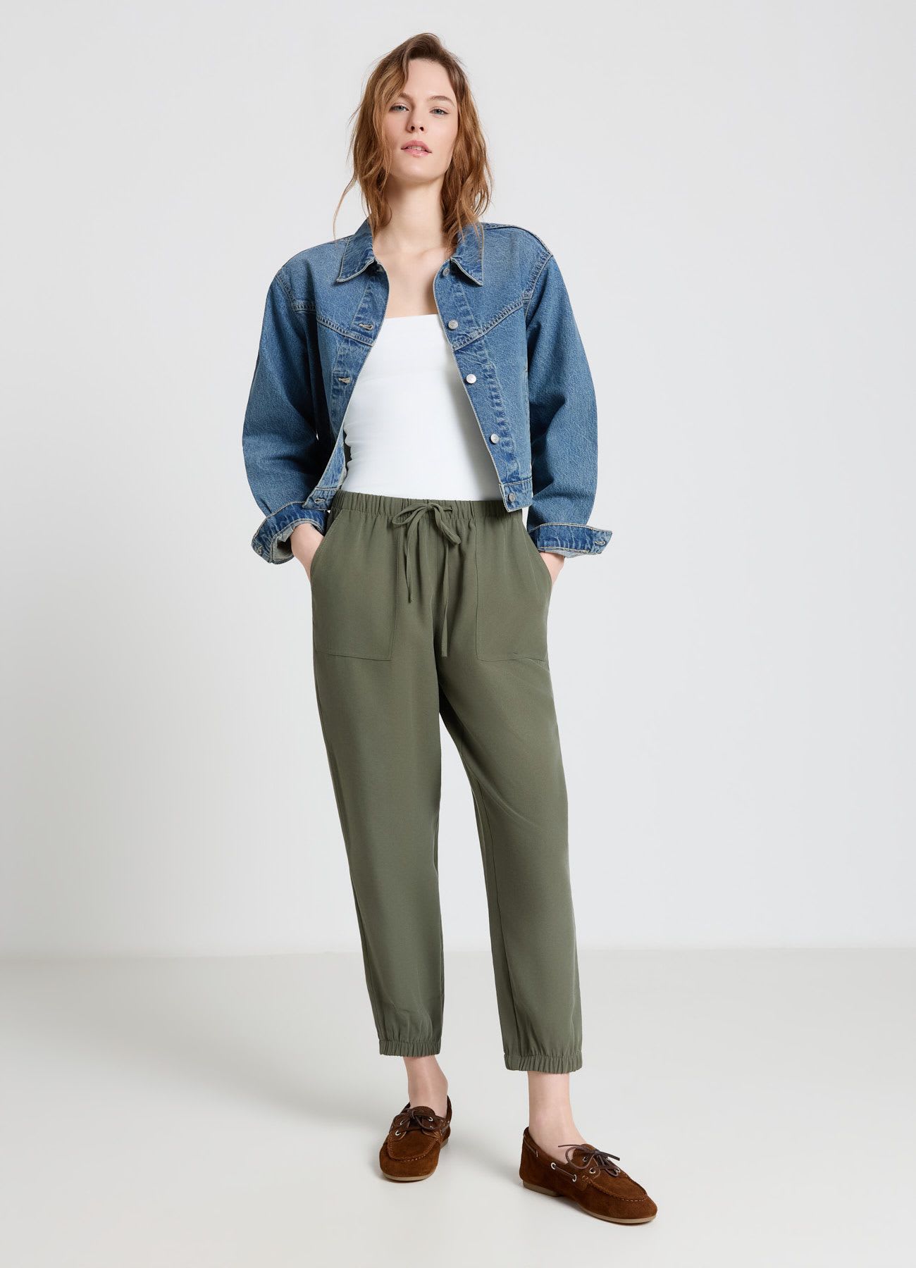 Pantaloni jogger con coulisse e tasche applicate