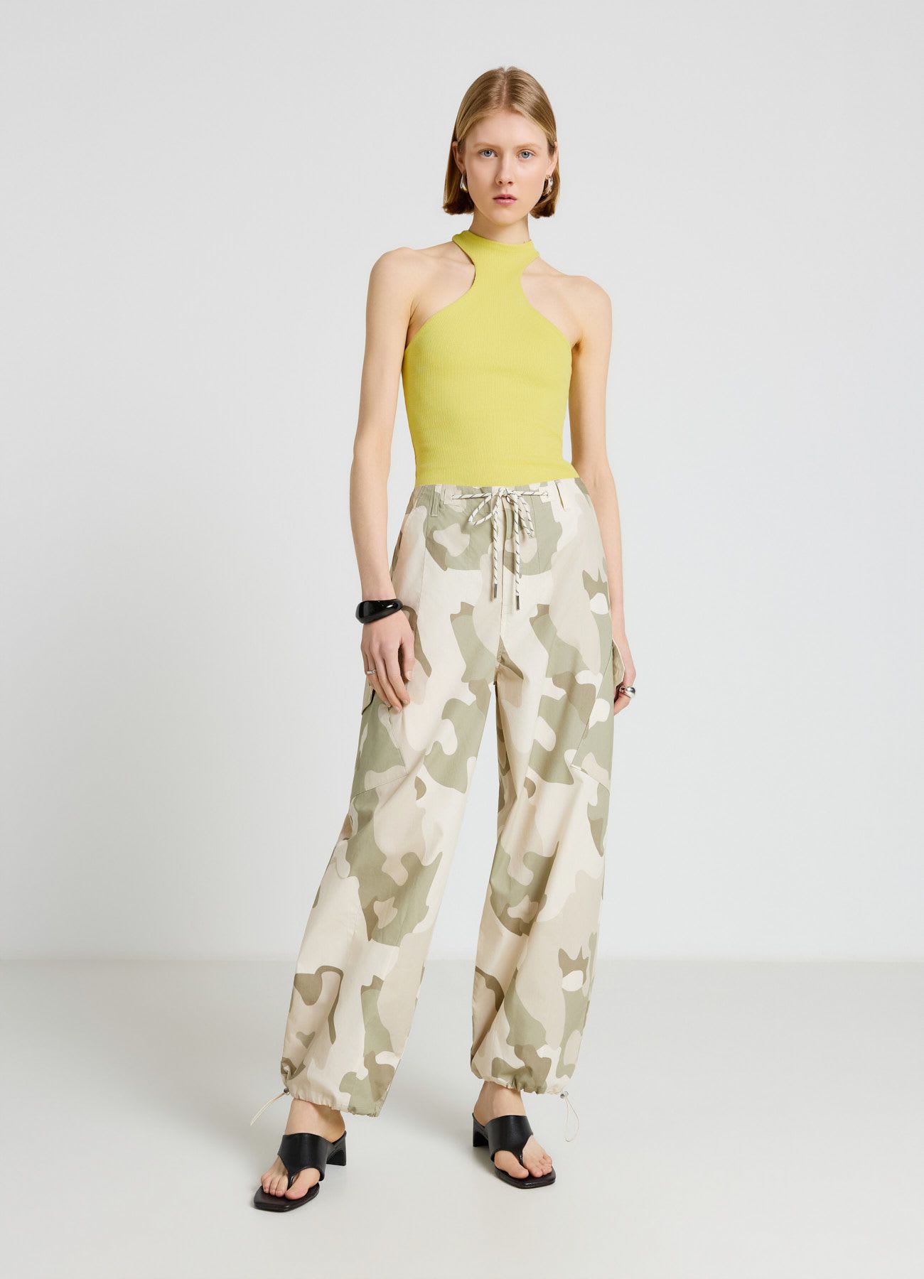 Pantaloni cargo con stampa camouflage e coulisse