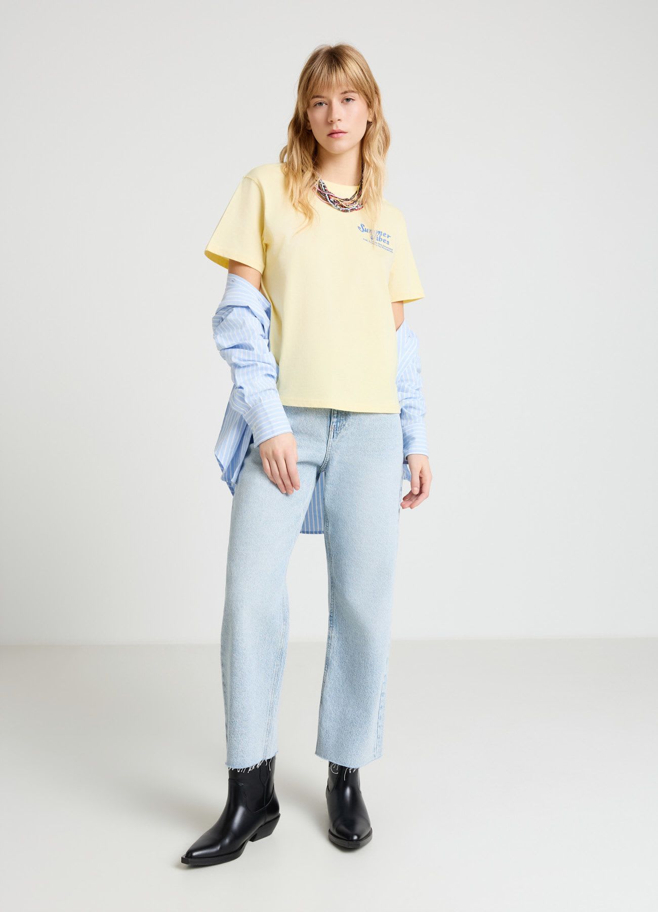 T-shirt con scritta e ricamo