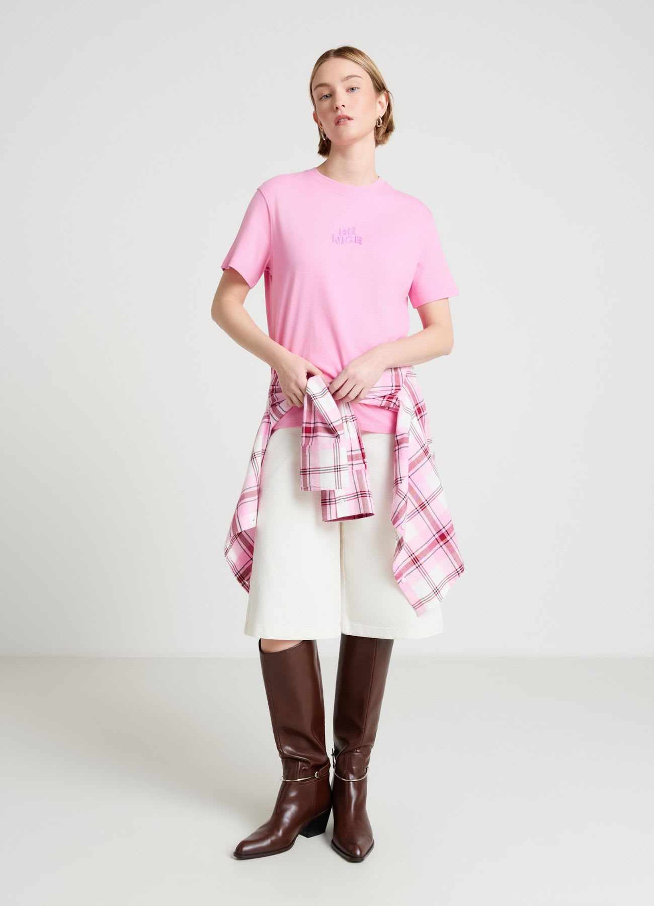 T-shirt con scritta e ricamo