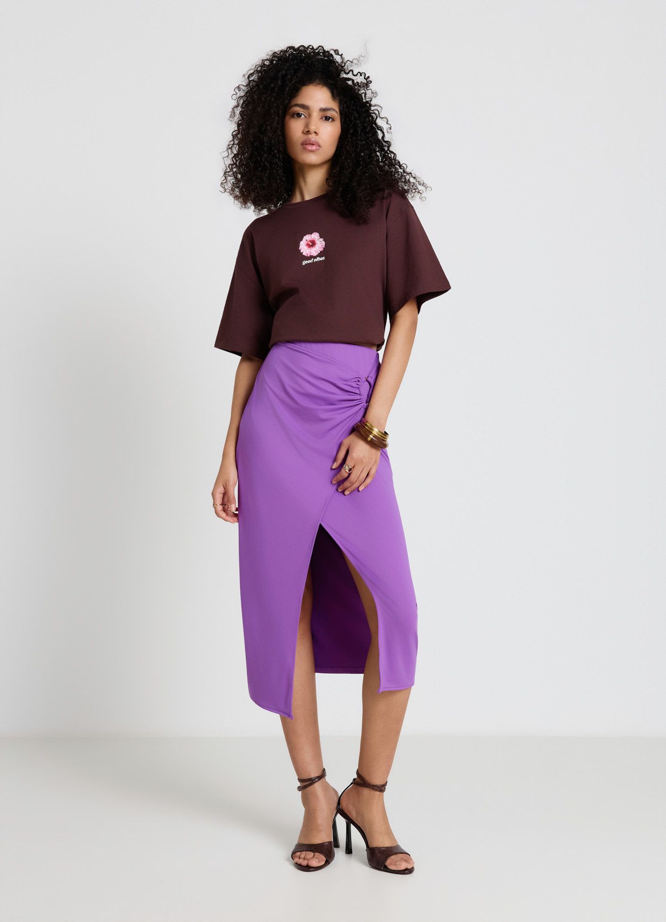 T-shirt con stampa fiore e scritta Bali