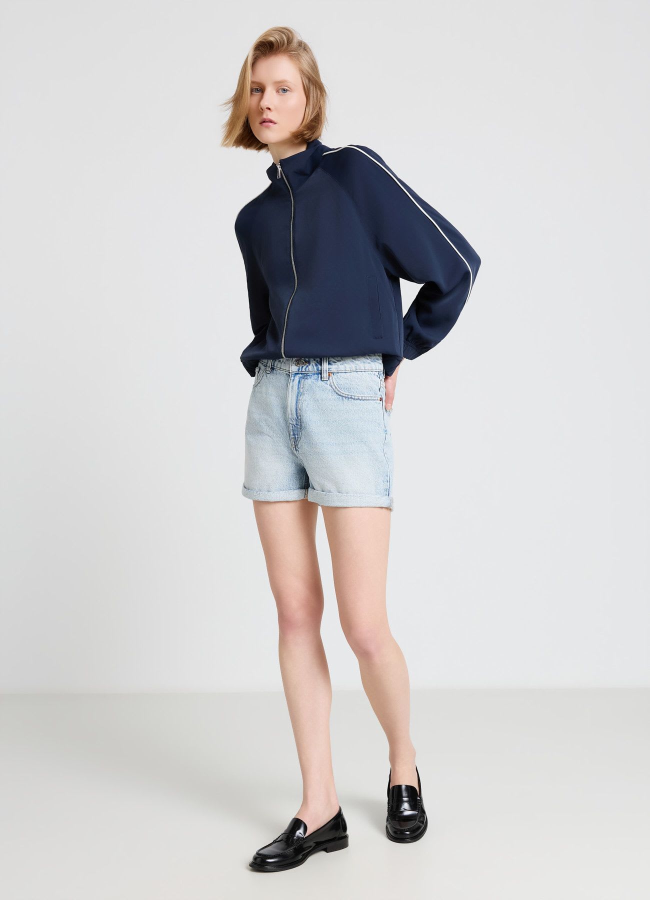 Shorts mom con risvolto