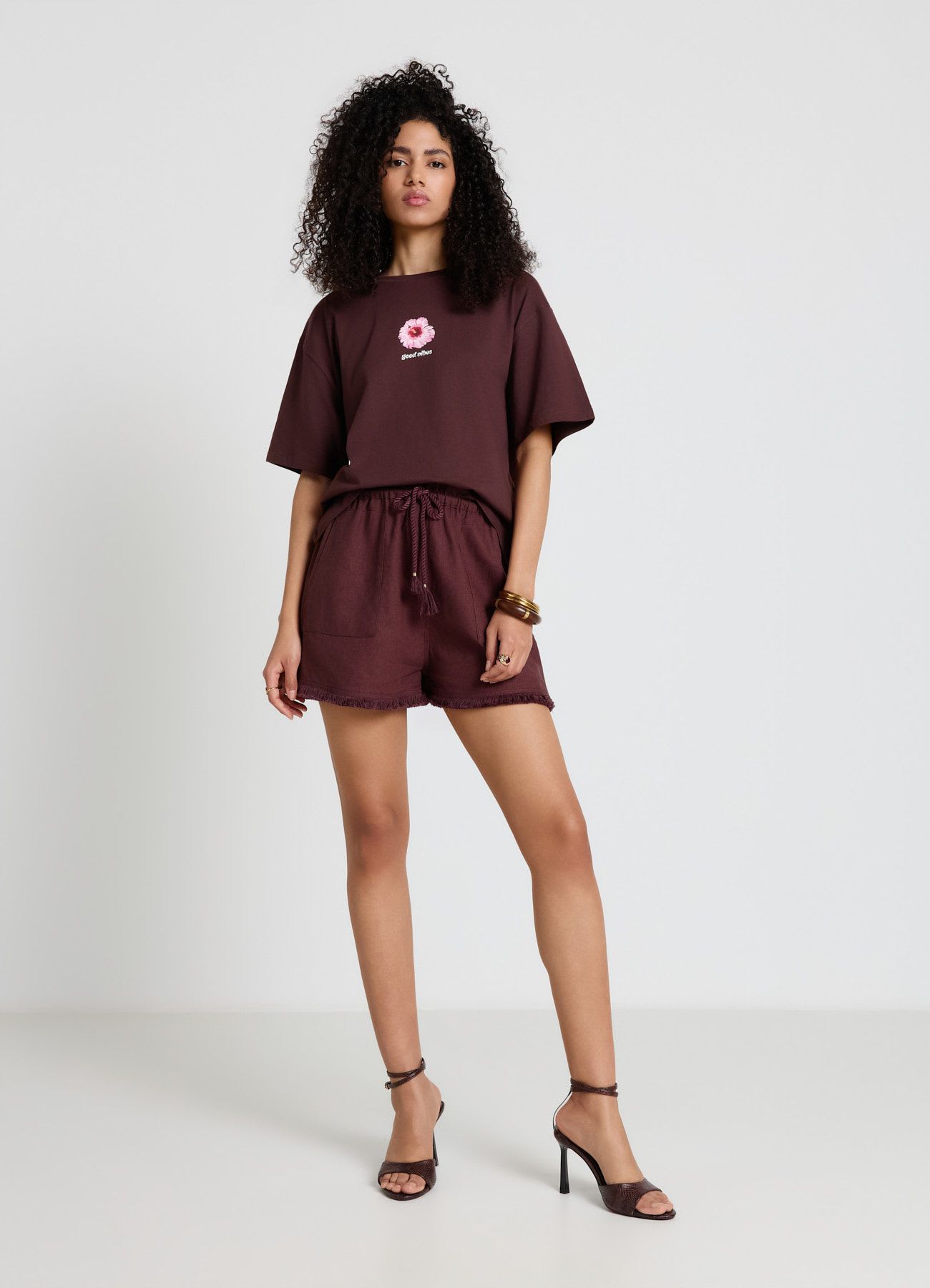 Shorts misto lino con frange in fondo