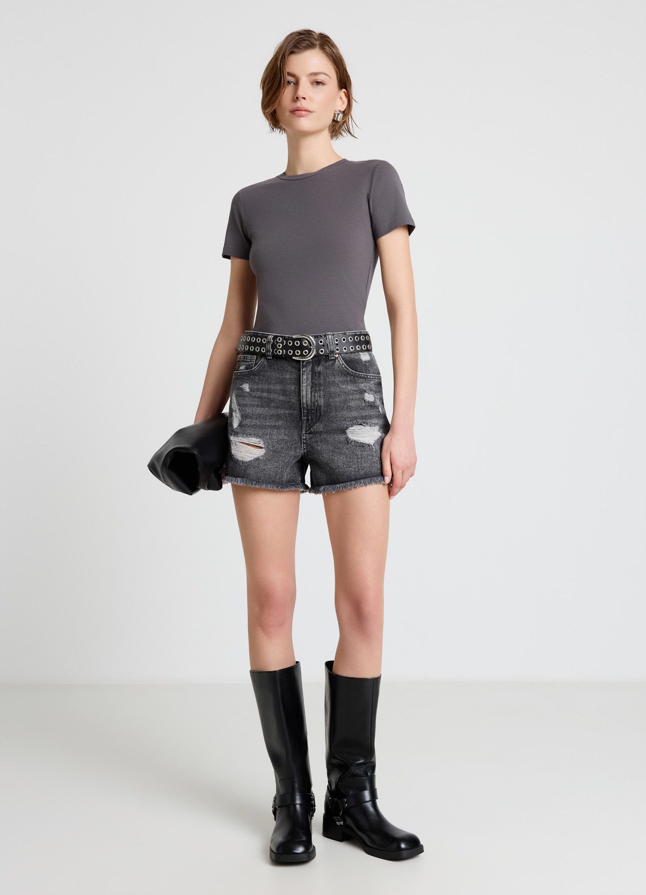 Shorts mom in denim con strappi